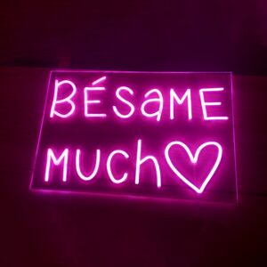 Neón texto Besame mucho para boda