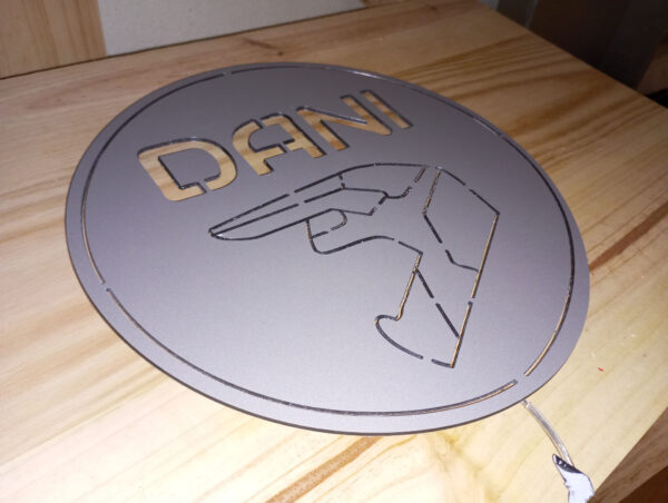 Placa composite aluminio nombre con casco motocross - Imagen 3