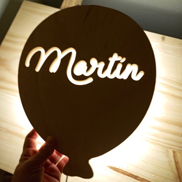 Lampara pared madera personalizada globo con nombre - Imagen 5