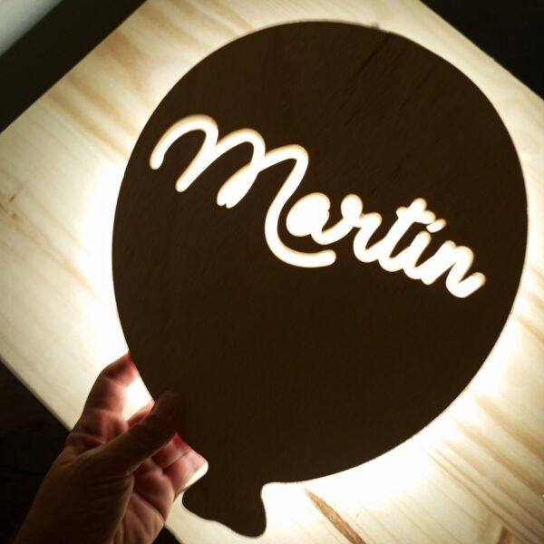 Lampara pared madera personalizada globo con nombre - Imagen 7
